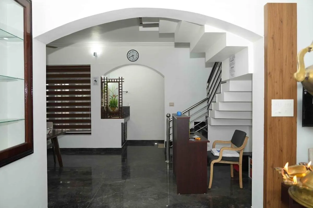 בית נופש טריואנדרום Aaram Kumaramangalam Lake Villa