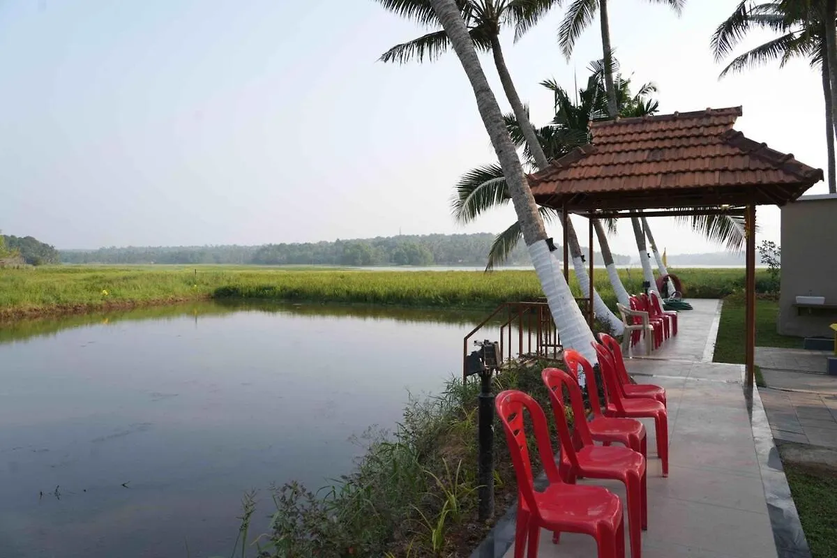בית נופש טריואנדרום Aaram Kumaramangalam Lake Villa