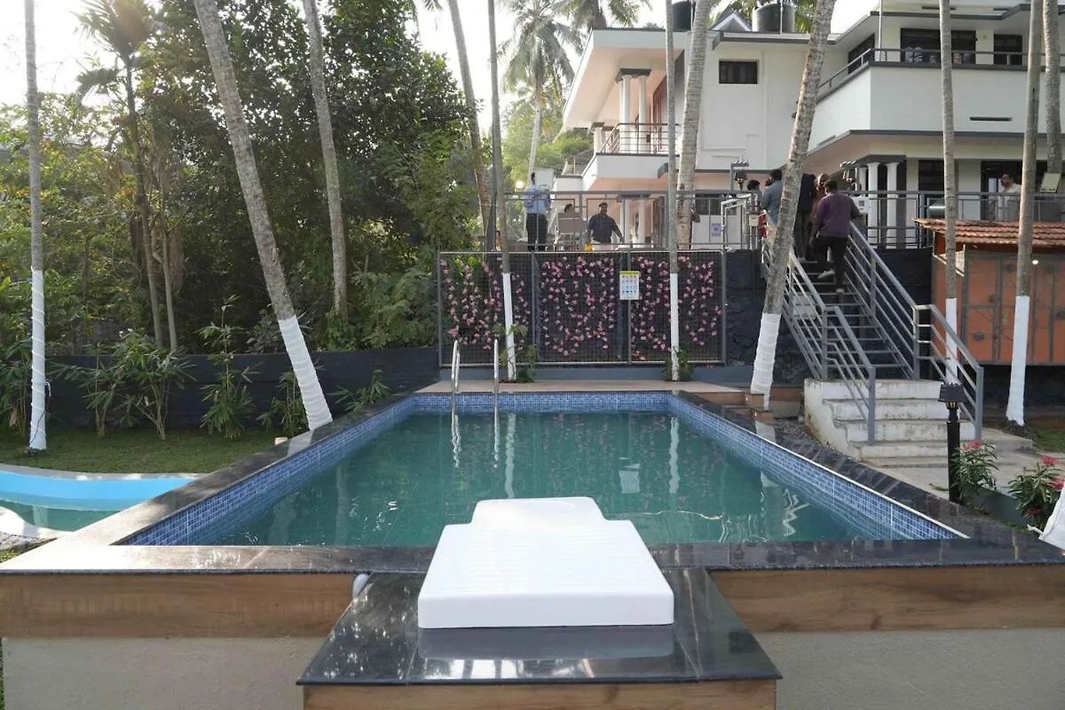 טריואנדרום Aaram Kumaramangalam Lake Villa